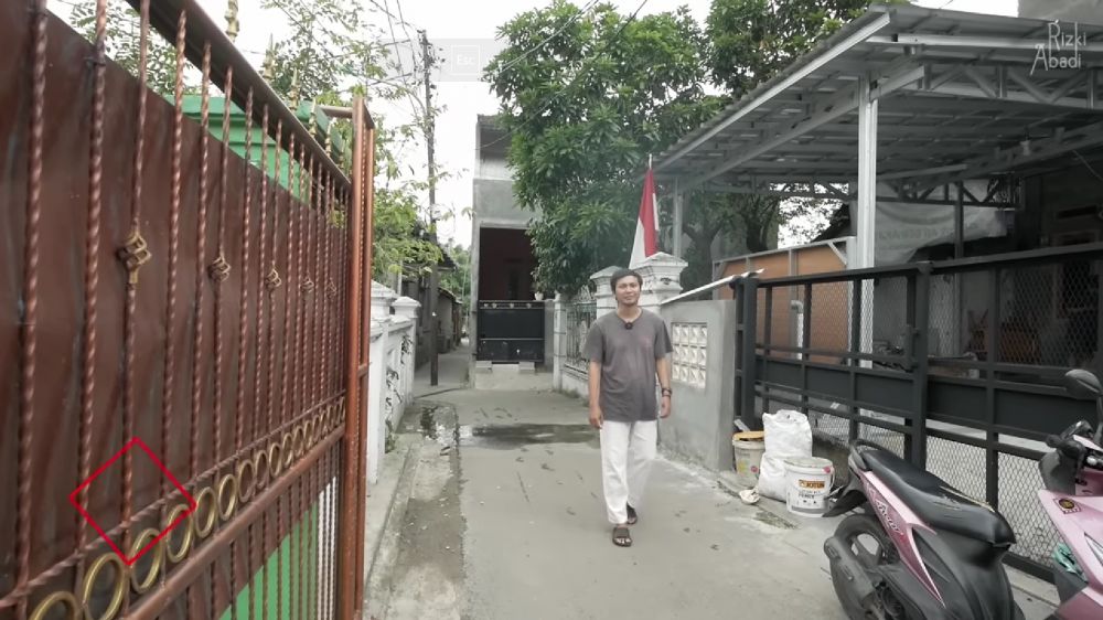 rumah mbah buyut berusia seabad masih estetik © YouTube/Rizky Abadi