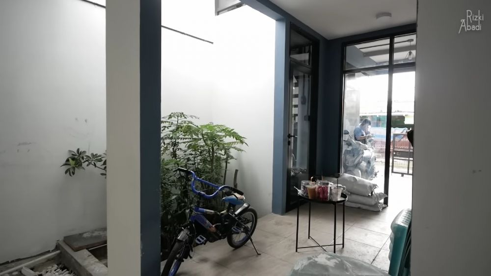 rumah mbah buyut berusia seabad masih estetik © YouTube/Rizky Abadi