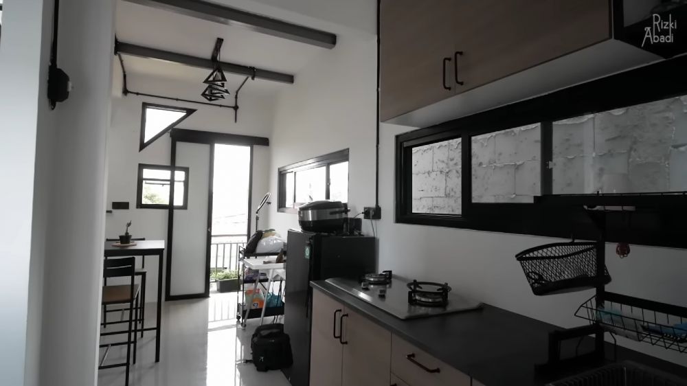 rumah mbah buyut berusia seabad masih estetik © YouTube/Rizky Abadi