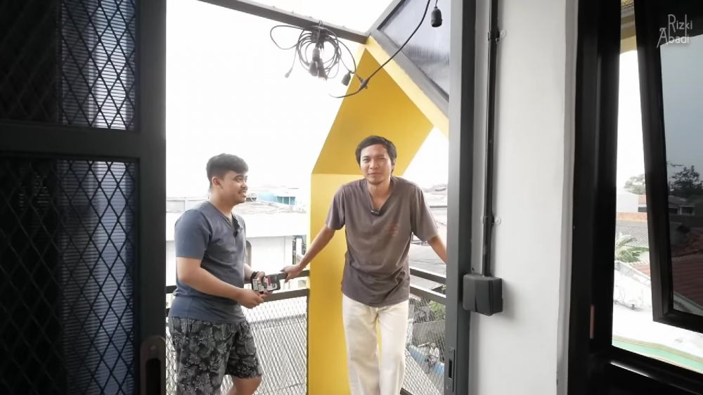 rumah mbah buyut berusia seabad masih estetik © YouTube/Rizky Abadi