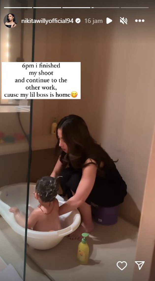 Momen Nikita Willy mandikan sang anak ini malah bikin gagal fokus, gayungnya pakai gelas plastik © 2023 brilio.net