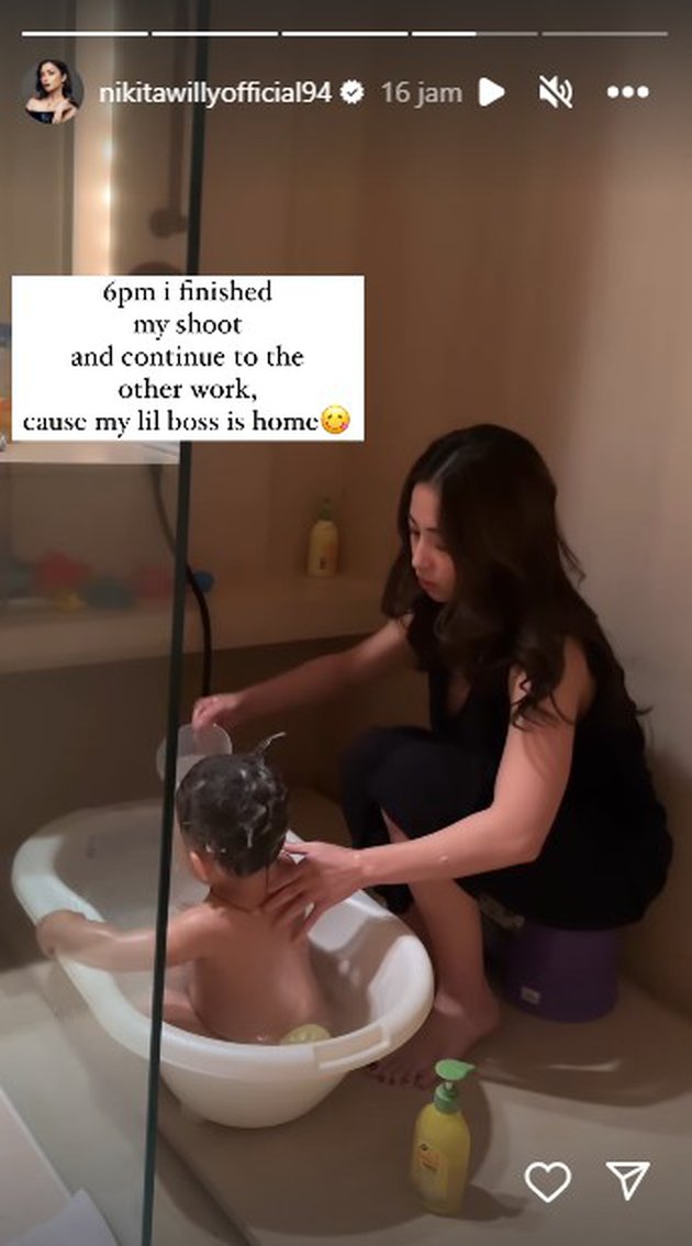 Momen Nikita Willy mandikan sang anak ini malah bikin gagal fokus, gayungnya pakai gelas plastik © 2023 brilio.net