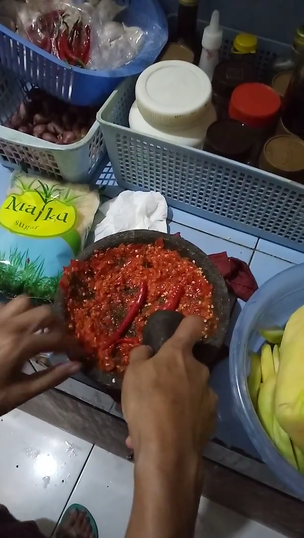 Tanpa bahan tambahan, ini cara mengulek cabai agar cepat halus dan tak belepotan