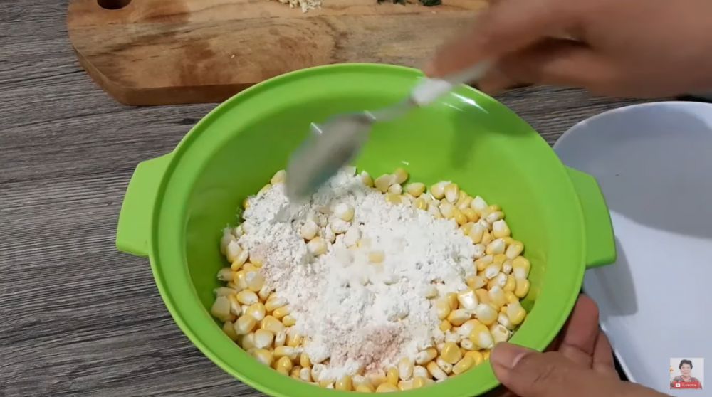 Tak perlu dilarutkan air, begini trik membuat adonan perkedel jagung yang renyah dan antiambyar