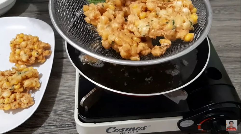 Tak perlu dilarutkan air, begini trik membuat adonan perkedel jagung yang renyah dan antiambyar