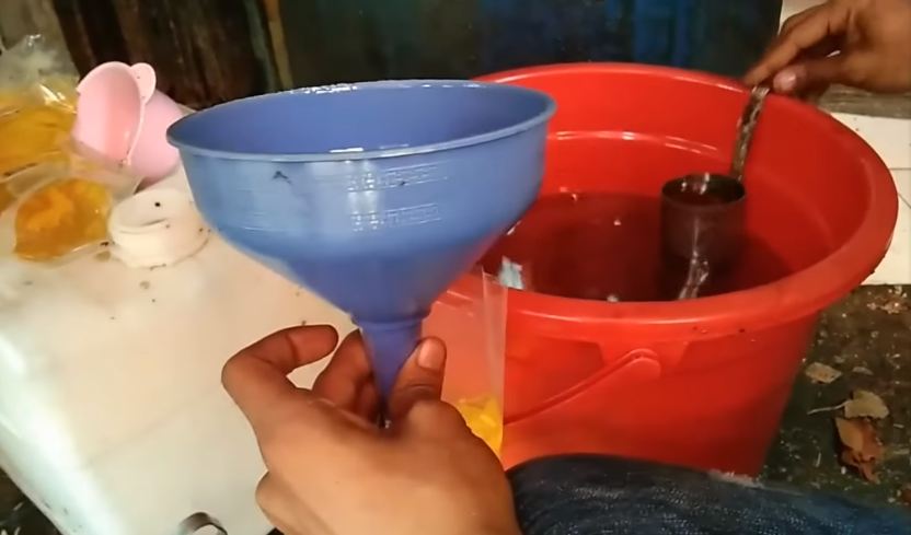 Tanpa rafia dan karet, ini cara praktis mengikat bungkus minyak goreng curah agar tidak tumpah