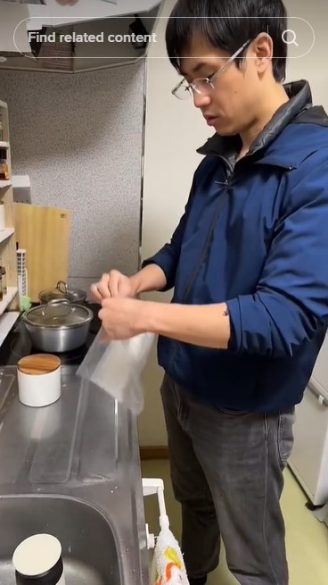 Cara pria mengatasi gula mengeras ini unik, bikin nggak habis pikir