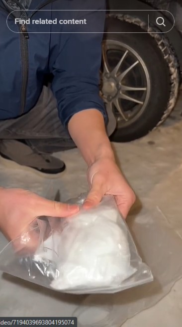 Cara pria mengatasi gula mengeras ini unik, bikin nggak habis pikir