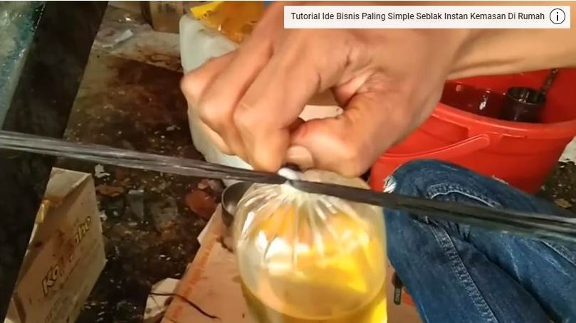 Tanpa rafia dan karet, ini cara praktis mengikat bungkus minyak goreng curah agar tidak tumpah