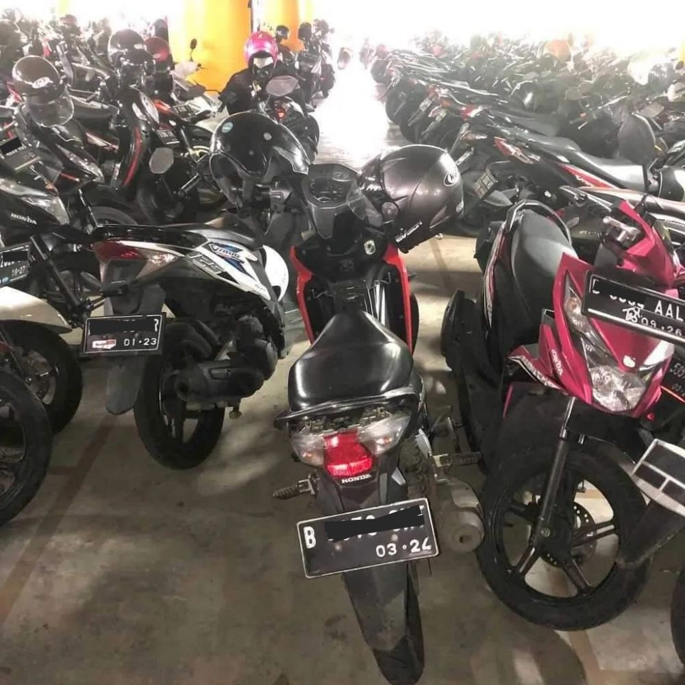 Potret kocak cara parkir motor Berbagai sumber Potret kocak cara parkir motor Berbagai sumber