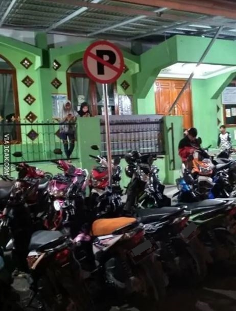 Potret kocak cara parkir motor Berbagai sumber Potret kocak cara parkir motor Berbagai sumber