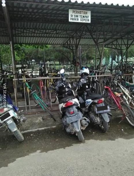 Potret kocak cara parkir motor Berbagai sumber Potret kocak cara parkir motor Berbagai sumber