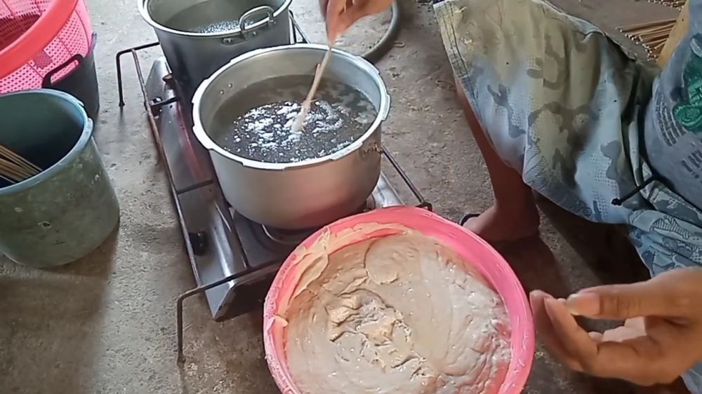 Nggak perlu ditambah terigu lagi, ini cara mudah mengatasi adonan sempol yang terlalu encer