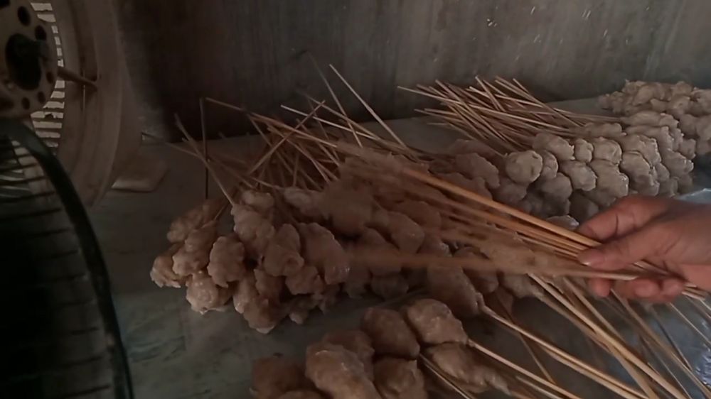 Nggak perlu ditambah terigu lagi, ini cara mudah mengatasi adonan sempol yang terlalu encer