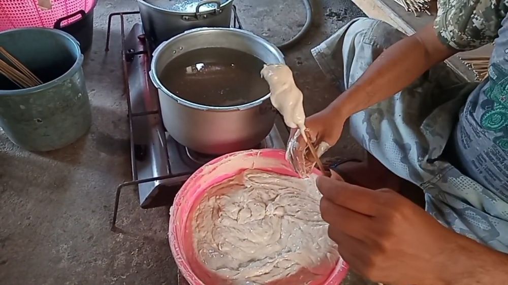 Nggak perlu ditambah terigu lagi, ini cara mudah mengatasi adonan sempol yang terlalu encer
