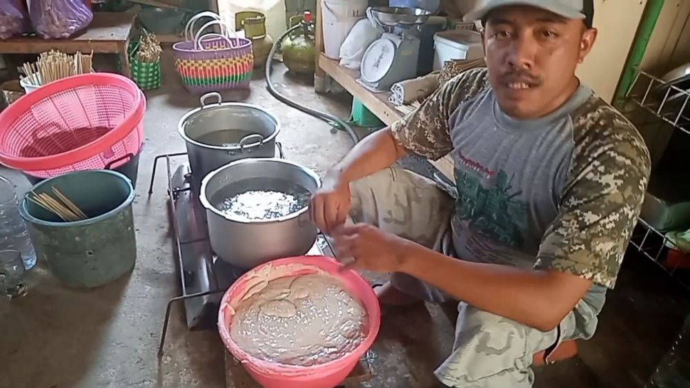 Nggak perlu ditambah terigu lagi, ini cara mudah mengatasi adonan sempol yang terlalu encer