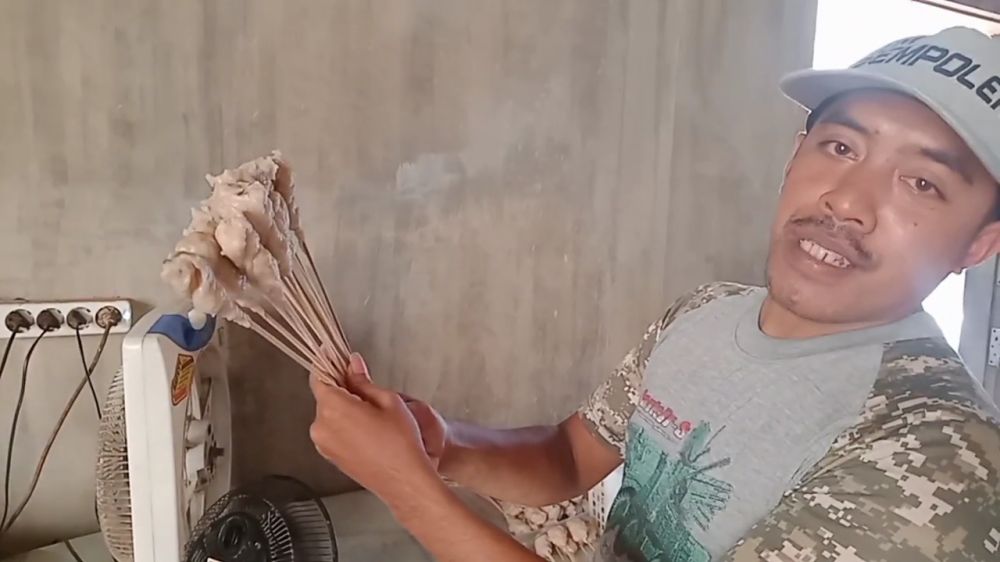 Nggak perlu ditambah terigu lagi, ini cara mudah mengatasi adonan sempol yang terlalu encer