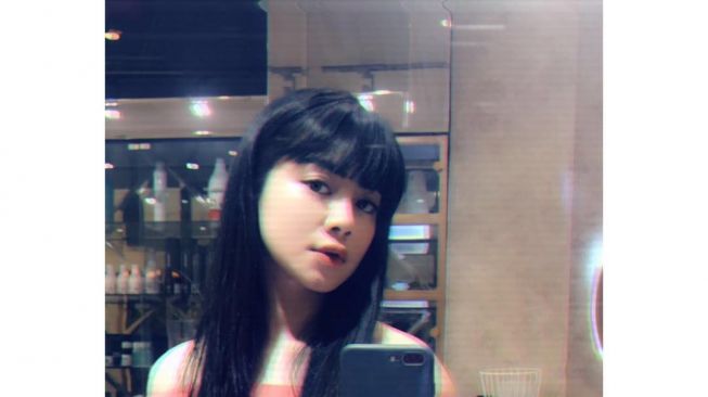 Artis berambut poni di foto ini kini juragan skincare, intip 11 potret transformasinya © 2023 brilio.net Artis berambut poni di foto ini kini juragan skincare, intip 11 potret transformasinya © 2023 brilio.net