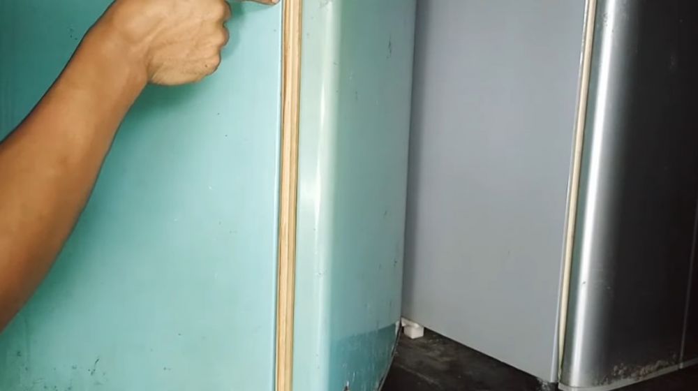 Tak perlu dilepas, ini cara melunakkan karet pintu kulkas yang kaku dan nggak lengket