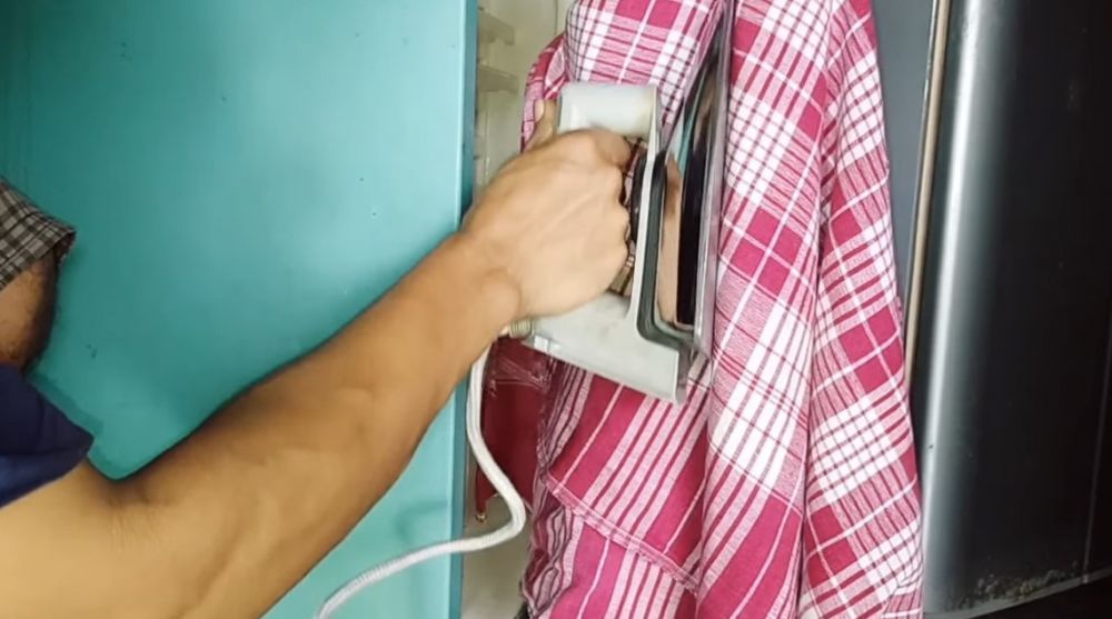 Tak perlu dilepas, ini cara melunakkan karet pintu kulkas yang kaku dan nggak lengket