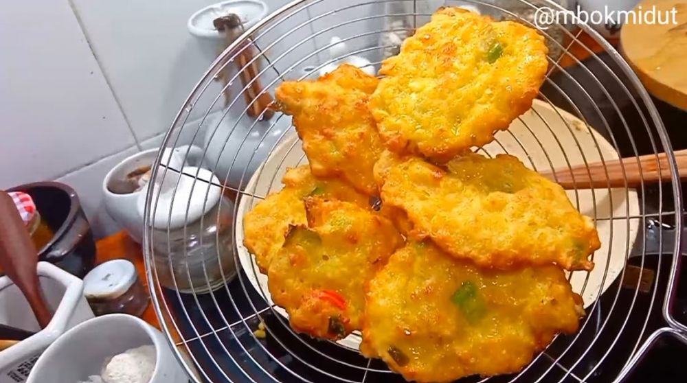 Tanpa baking soda, begini cara bikin dadar jagung yang renyah dan tak menyerap banyak minyak
