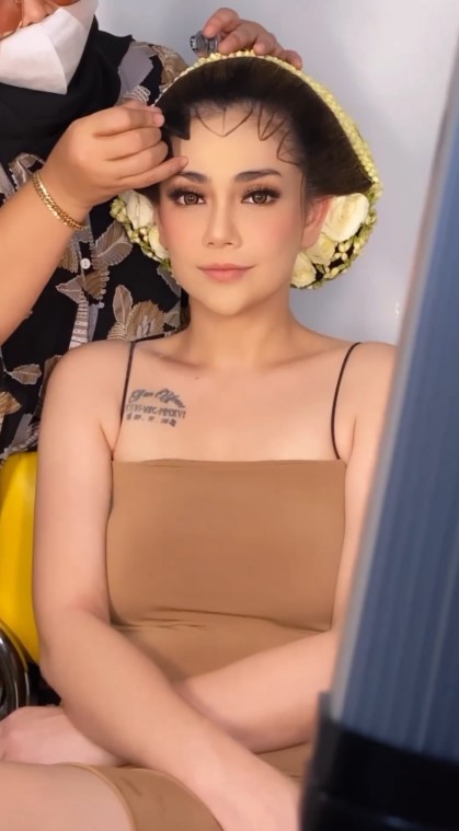 Celine dandan jadi pengantin Jawa © Instagram