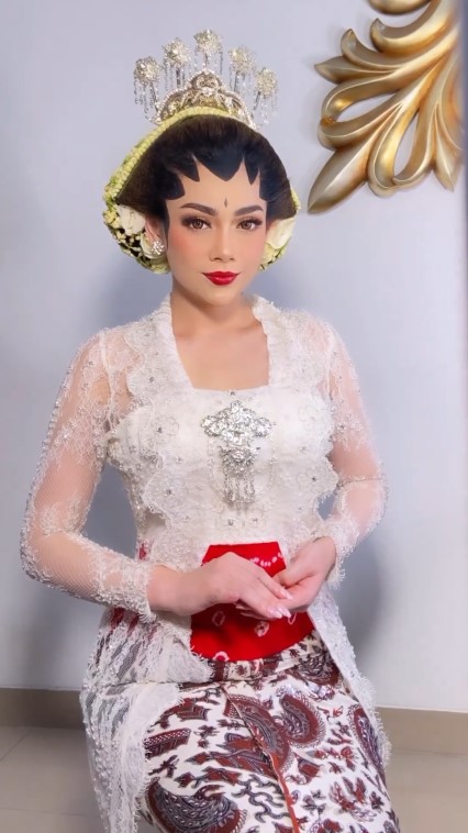 Celine dandan jadi pengantin Jawa © Instagram
