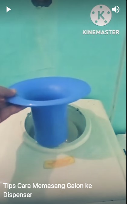 Antitumpah, begini trik memasang galon ke dispenser atas tanpa harus dibuka tutupnya