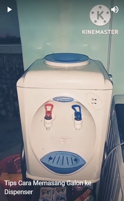 Antitumpah, begini trik memasang galon ke dispenser atas tanpa harus dibuka tutupnya
