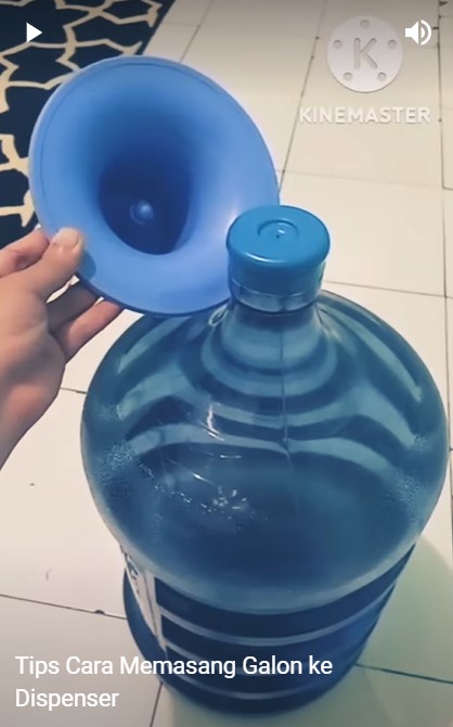 Antitumpah, begini trik memasang galon ke dispenser atas tanpa harus dibuka tutupnya