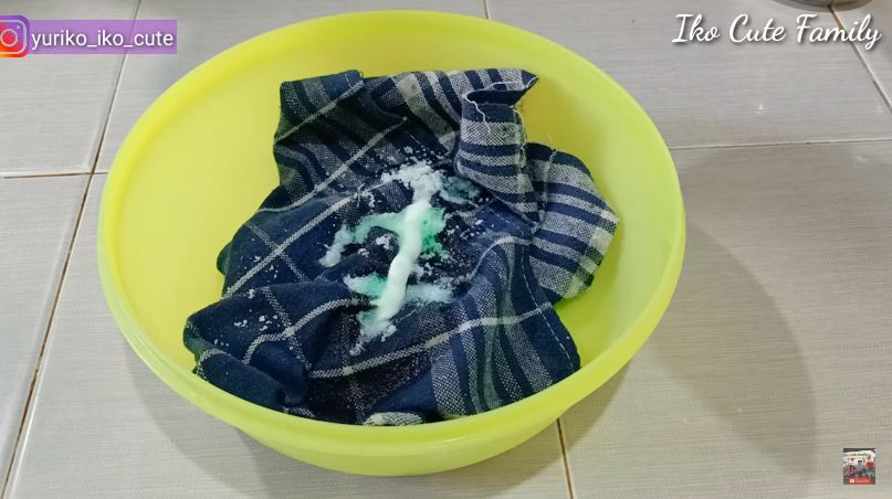 Nggak cuma cuka, ini cara ampuh bersihkan lap dapur yang berminyak dan bau tengik agar bersih lagi