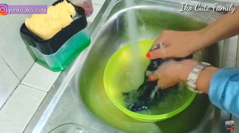 Nggak cuma cuka, ini cara ampuh bersihkan lap dapur yang berminyak dan bau tengik agar bersih lagi