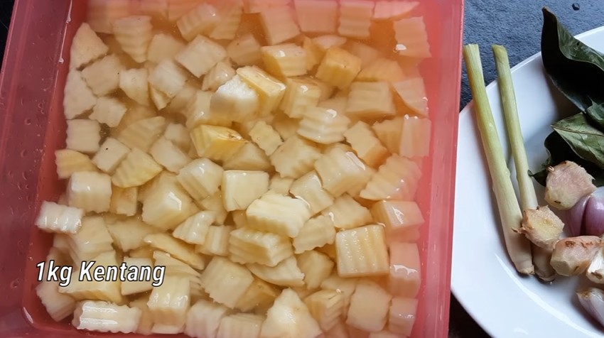 Tak perlu pakai cabai berlebihan, ini trik bikin tumis sambal goreng kentang agar merah merona