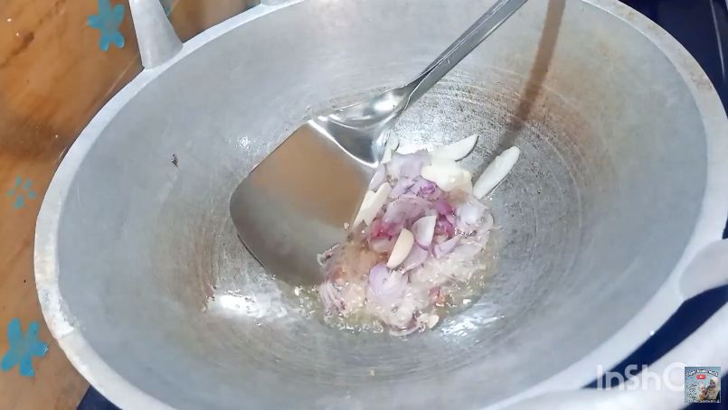 Nggak sampai 5 menit, ini cara masak tumis kacang panjang agar tetap hijau cerah dan bertekstur renyah