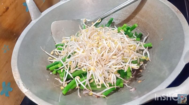 Nggak sampai 5 menit, ini cara masak tumis kacang panjang agar tetap hijau cerah dan bertekstur renyah