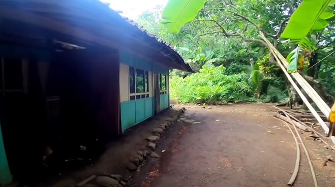 keluarga di kampung mati © YouTube