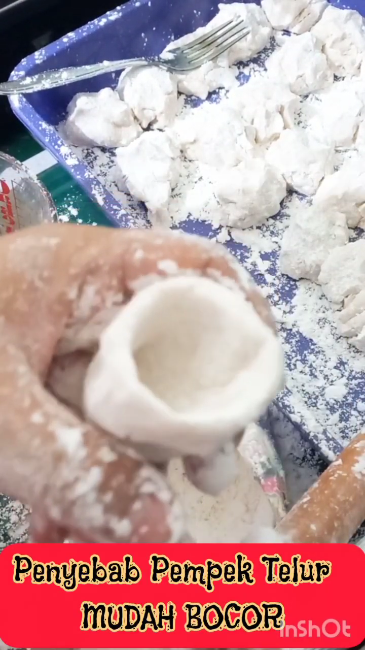 Tak perlu dibekukan dulu, ini trik mengisi telur di pempek kapal selam agar antibocor saat diolah