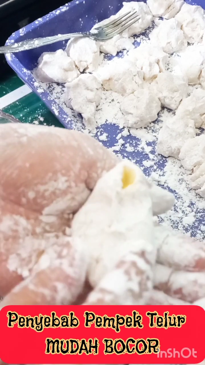 Tak perlu dibekukan dulu, ini trik mengisi telur di pempek kapal selam agar antibocor saat diolah