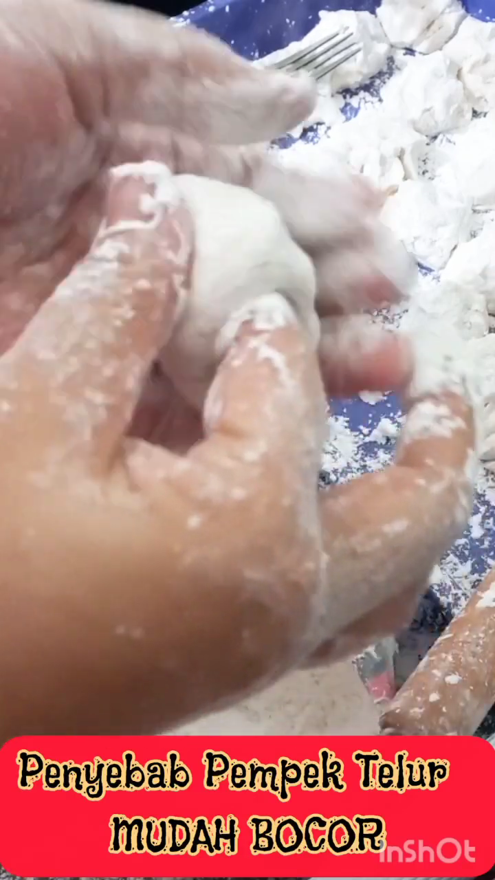 Tak perlu dibekukan dulu, ini trik mengisi telur di pempek kapal selam agar antibocor saat diolah