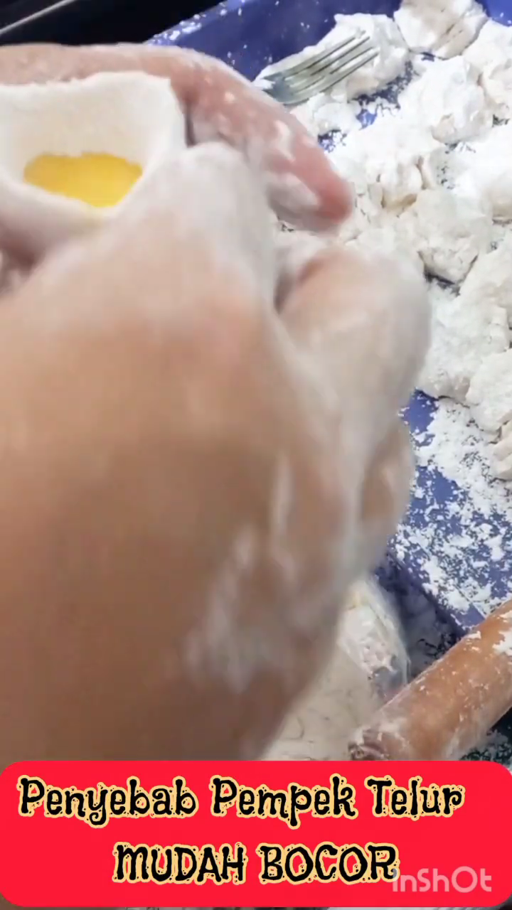 Tak perlu dibekukan dulu, ini trik mengisi telur di pempek kapal selam agar antibocor saat diolah