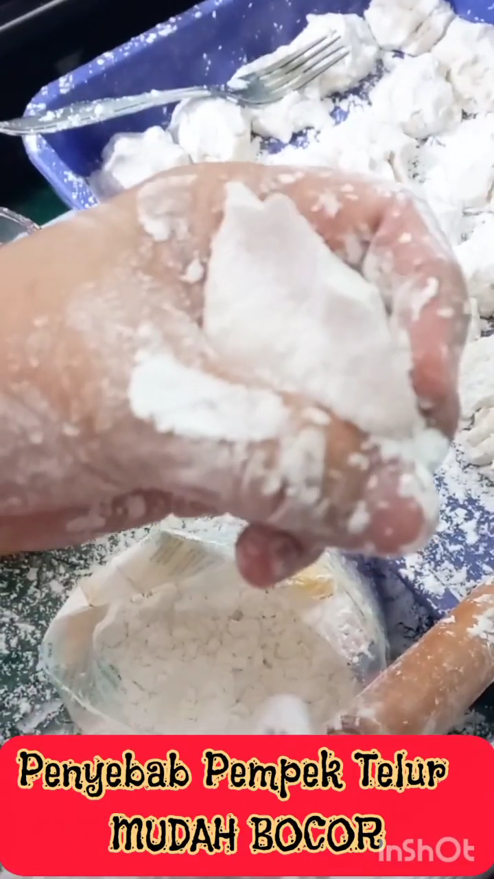 Tak perlu dibekukan dulu, ini trik mengisi telur di pempek kapal selam agar antibocor saat diolah