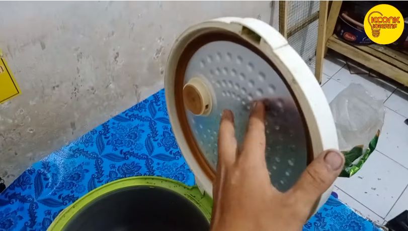 Tanpa perlu bahan tambahan, ini trik memasak nasi di rice cooker agar tidak mudah basi dan berair