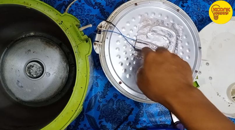 Tanpa perlu bahan tambahan, ini trik memasak nasi di rice cooker agar tidak mudah basi dan berair