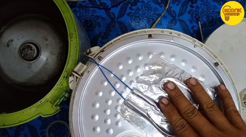 Tanpa perlu bahan tambahan, ini trik memasak nasi di rice cooker agar tidak mudah basi dan berair