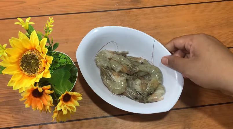 Cara bikin bakwan udang agar renyah, tak menyerap banyak minyak, dan tidak lepas saat digoreng