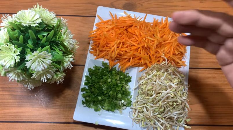 Cara bikin bakwan udang agar renyah, tak menyerap banyak minyak, dan tidak lepas saat digoreng