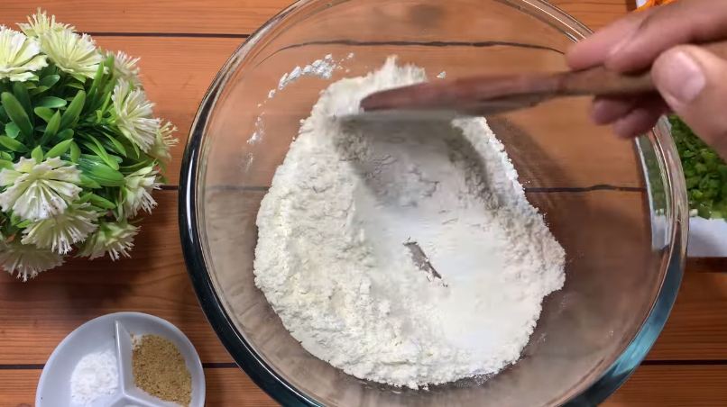 Cara bikin bakwan udang agar renyah, tak menyerap banyak minyak, dan tidak lepas saat digoreng