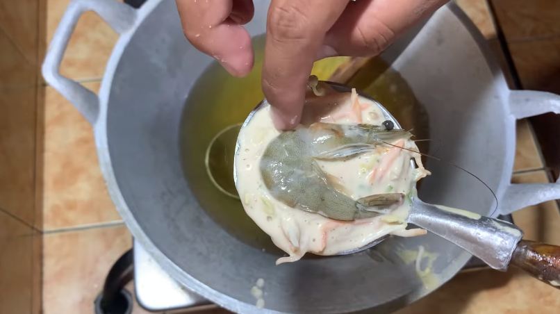 Cara bikin bakwan udang agar renyah, tak menyerap banyak minyak, dan tidak lepas saat digoreng