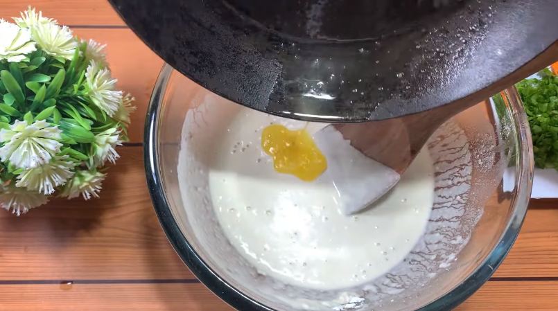 Cara bikin bakwan udang agar renyah, tak menyerap banyak minyak, dan tidak lepas saat digoreng