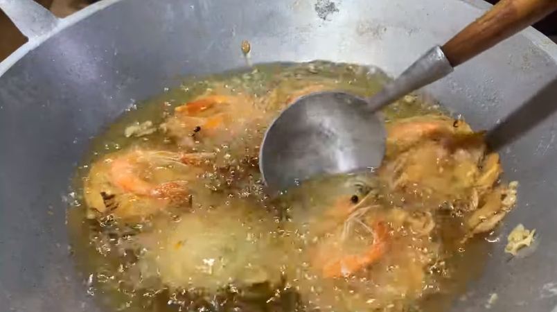 Cara bikin bakwan udang agar renyah, tak menyerap banyak minyak, dan tidak lepas saat digoreng